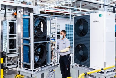 Worker at a manufacturer of heating and cooling equipment, Private Cloud | DXC Technology Customer Story